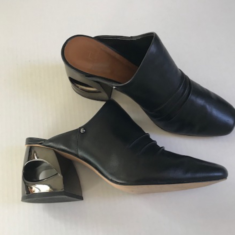 HALSTON  KELSY MULES SZ. 7M